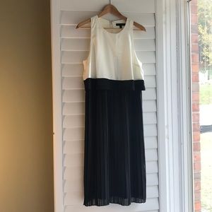 Sleeveless pleated dress